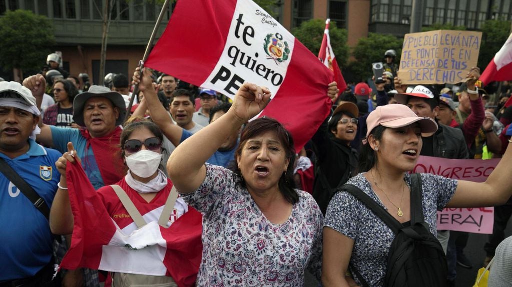 Crecen las protestas en Perú por la destitución de Pedro Castillo y la asunción de Dina Boluarte.