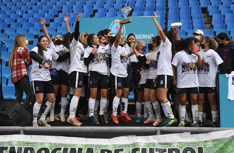 Las Pumas, festejan el título de campeonas del futbol femenino de Mendoza.
