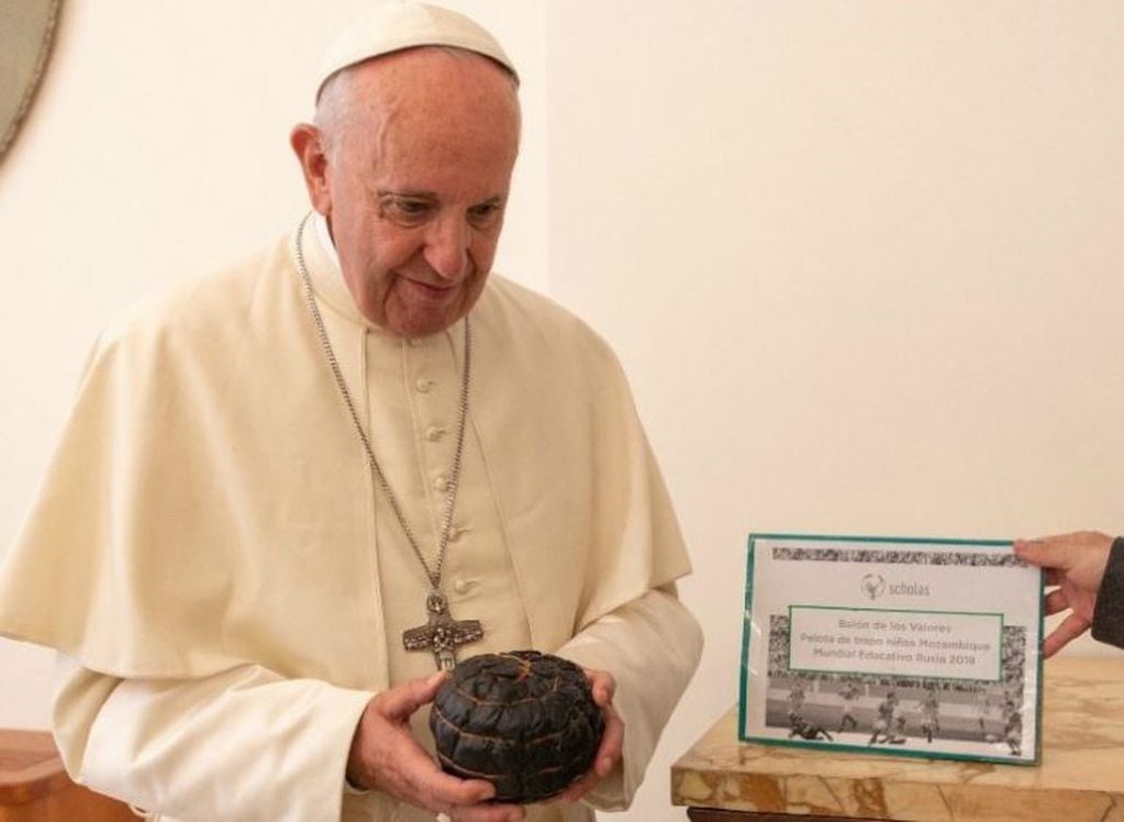 El Papa Francisco con el Balón de Trapo que le será entregado a Lionel Messi (Foto: Facebook/Scholas Occurrentes)