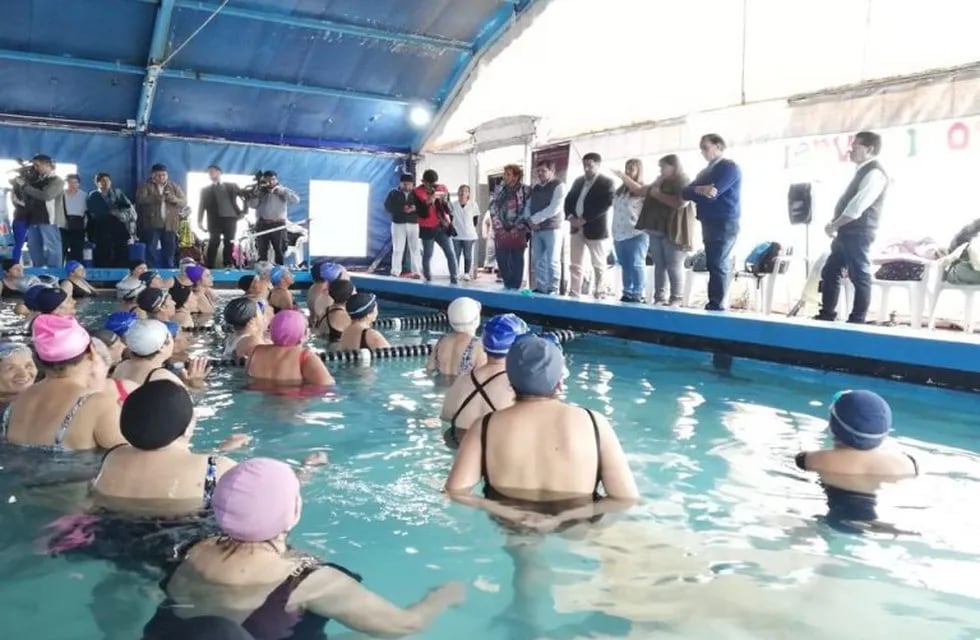 Abuelos en la pileta climatizada. (Web)