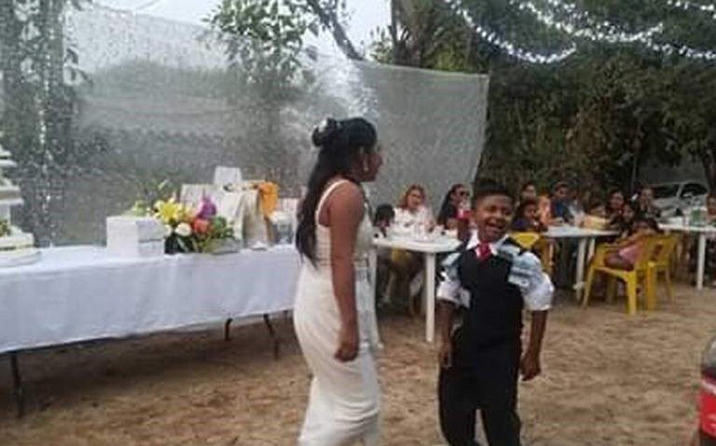 Joha y su novia bailan durante su fiesta de casamiento (Fuente: Facebook).