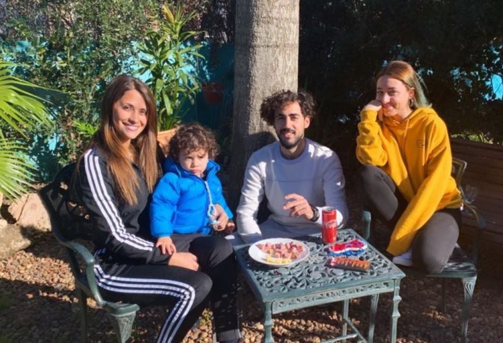 Antonela Roccuzo, su hijo Ciro Messi y los Scaglia. (@antonelaroccuzzo)