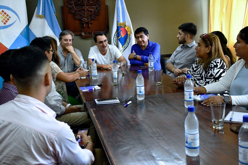 El presidente del Concejo Deliberante, Lisandro Aguiar (al centro), destacó las virtudes del programa "Jóvenes por la Democracia - #Y4D" de la asociación civil Kairos, de Buenos Aires.