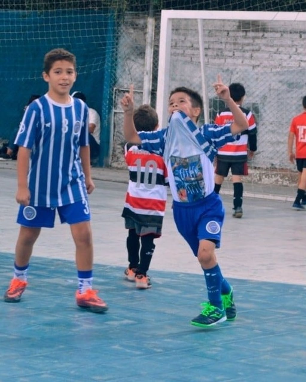 Festejo de gol de un niño fanático del Tomba.