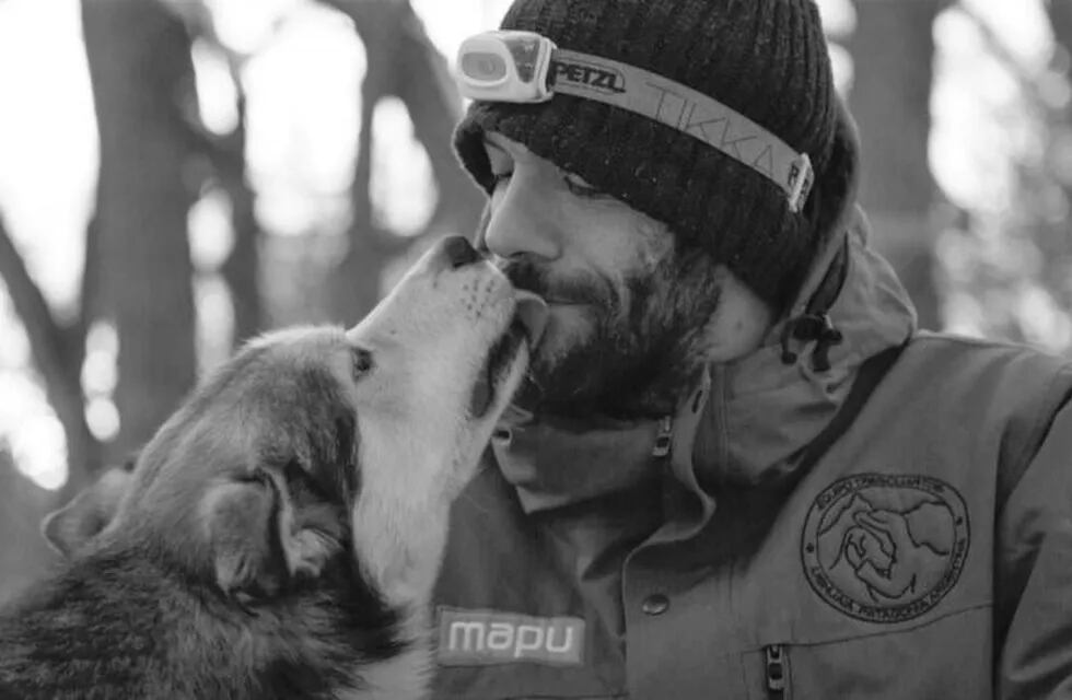 Miguel con uno de los perros de su equipo en Tierra del Fuego
