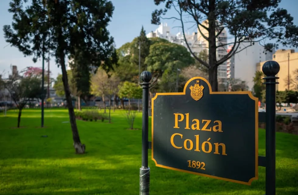 La plaza Colón fue renovada hace poco y los cordobeses la aprovechan a su manera.. (Municipalidad de Córdoba)