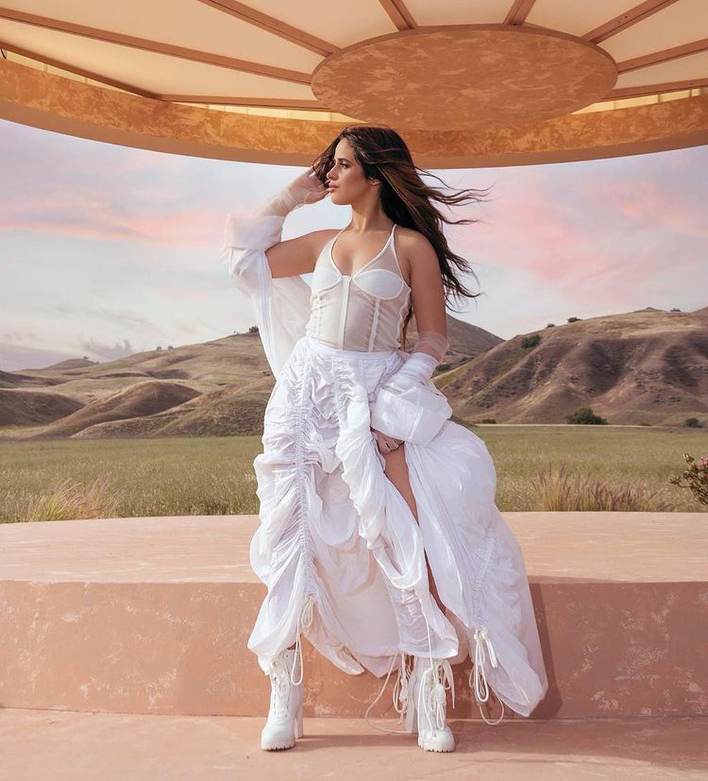 El día que Camila Cabello cautivó en Instagram con un vestido blanco con transparencias.