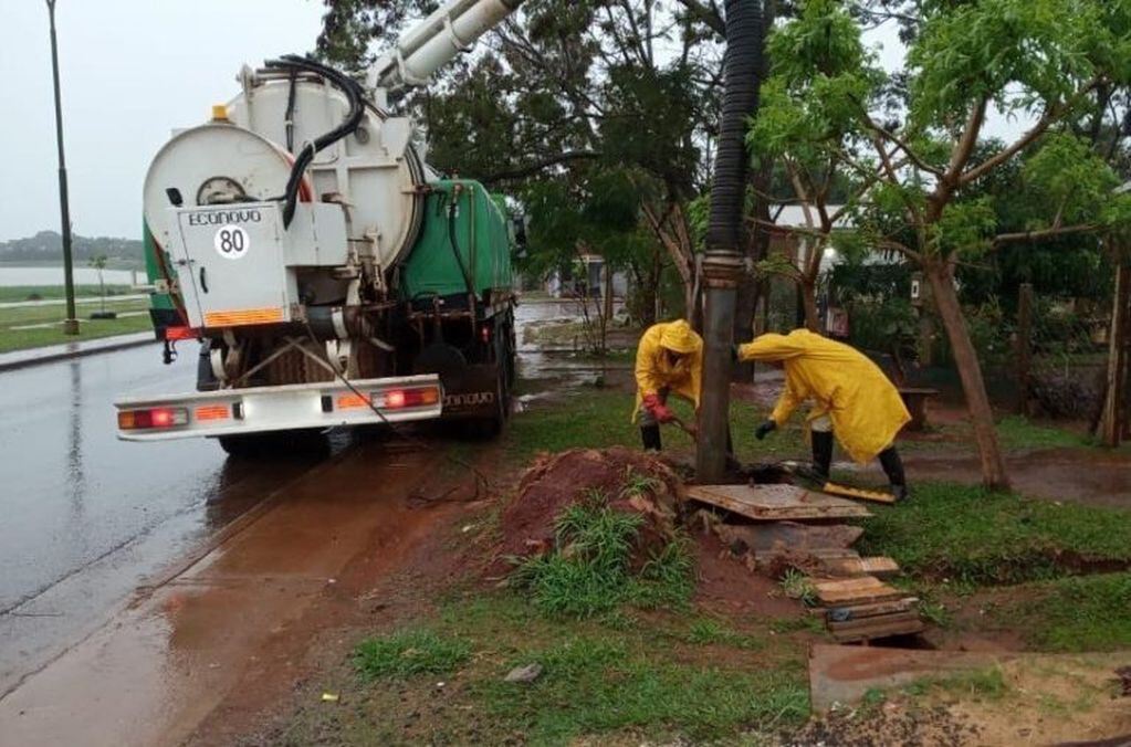 Trabajos en desagües tapados en la Costanera Oeste de Posadas. Se inundó por la lluvia intensa de este martes 30 de junio. (Municipio)