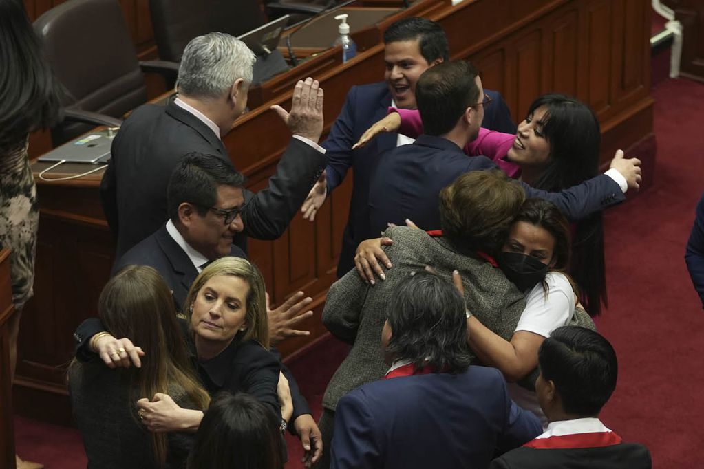Los legisladores celebran después de votar verbalmente para destituir al presidente Pedro Castillo.