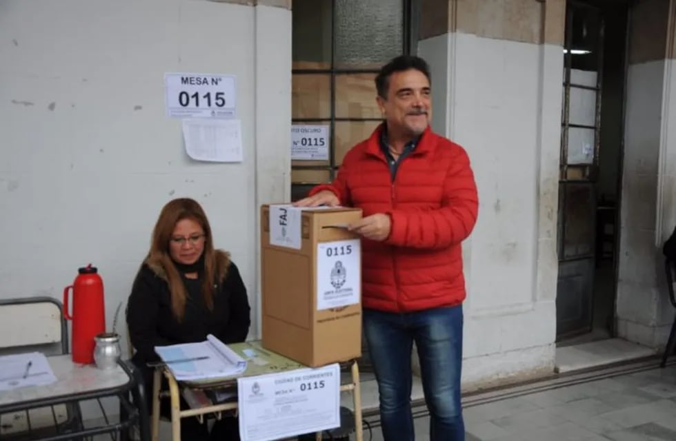 Nito Artaza votó en el Colegio Nacional