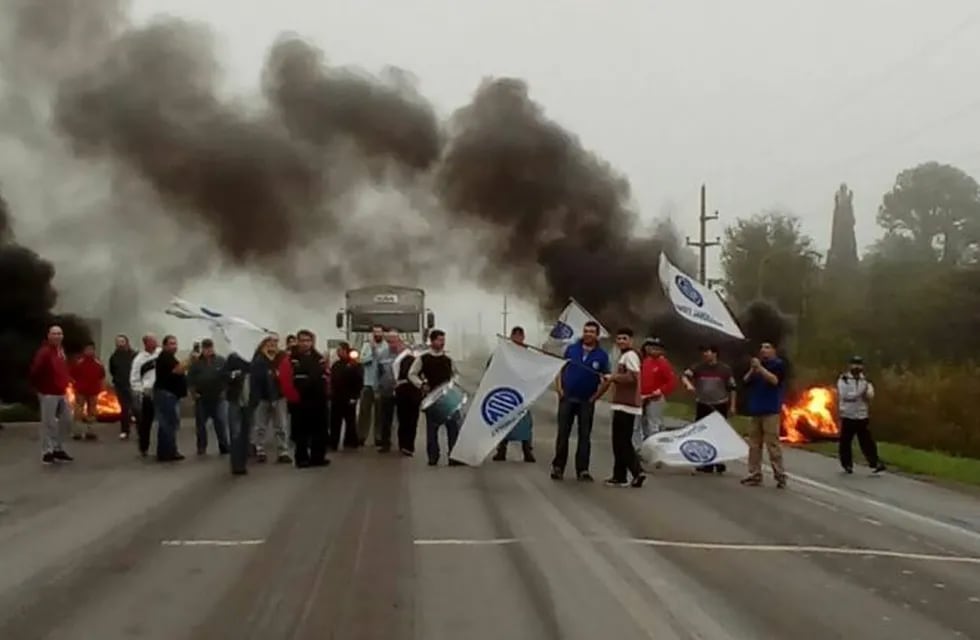 El conflicto continúa en Vassalli y los trabajadores protestaba sobre ruta 33. (TDC Regional)