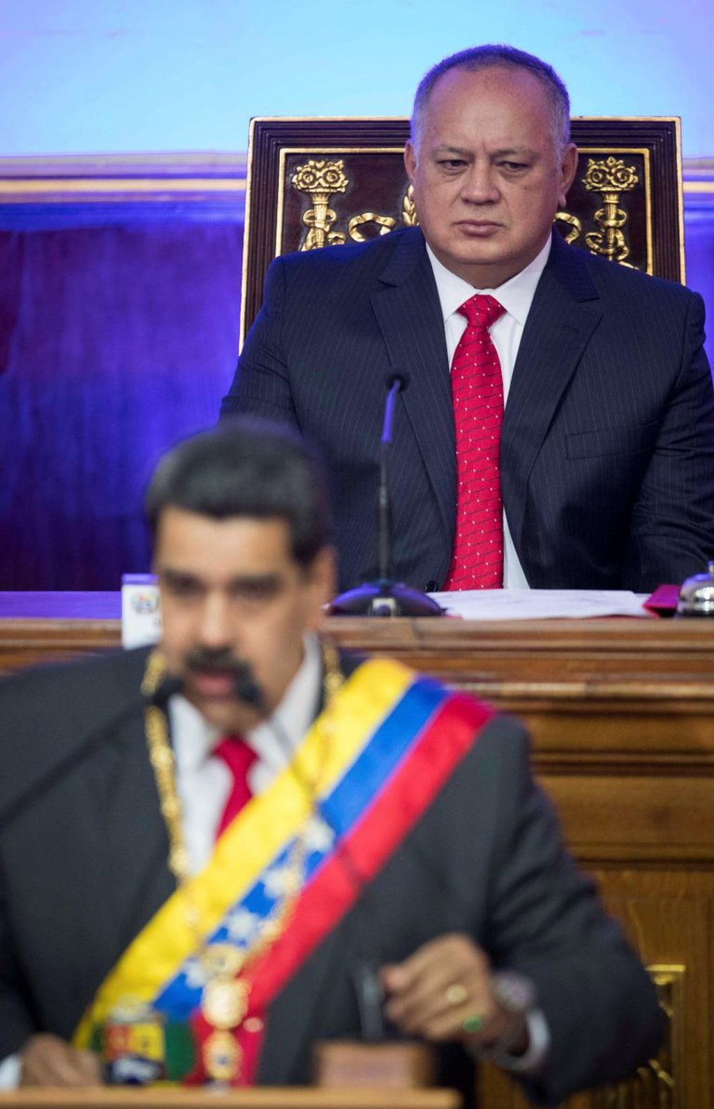 El jefe de la Asamblea Nacional Constituyente (ANC), Diosdado Cabello observa al presidente de Venezuela, Nicolás Maduro. (Foto: EFE/ Rayner Peña)