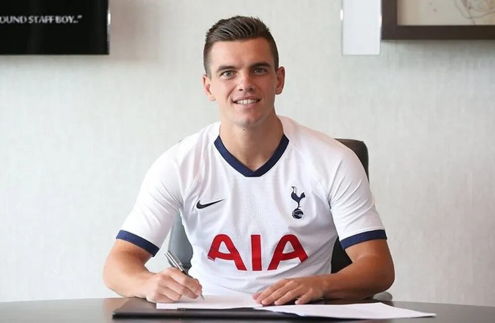 Lo Celso firmando el contraro en Tottenham. (AFP)