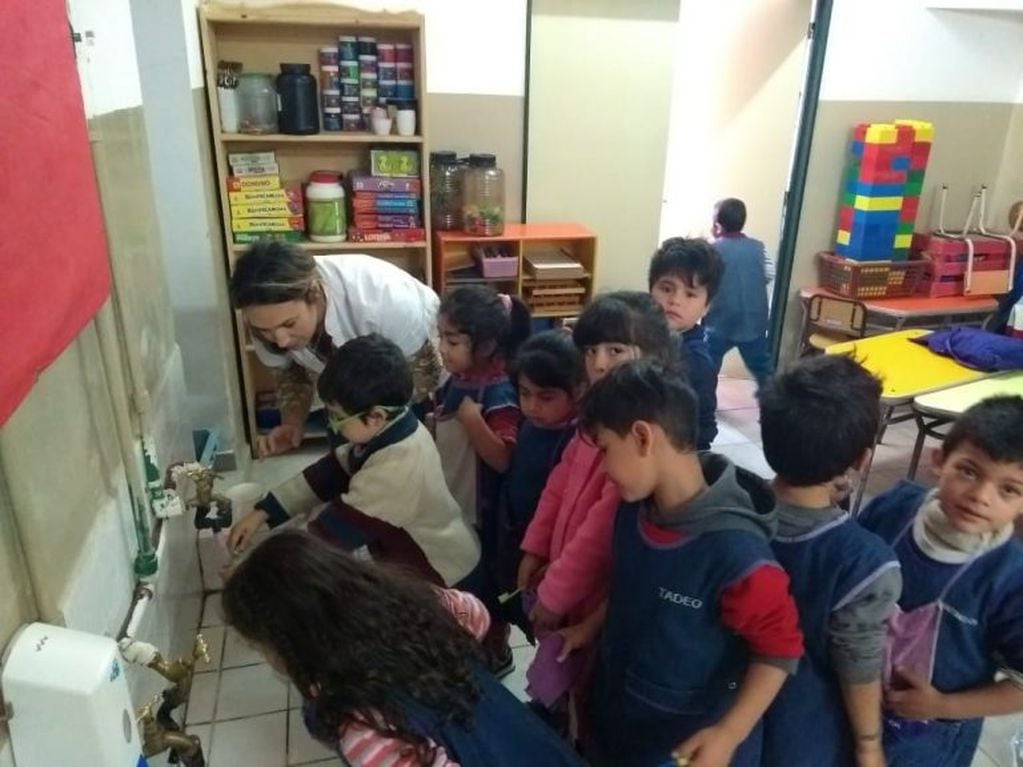 Práctica del correcto lavado de manos con los niños del Jardín de la Escuela José María Paz, Alta Gracia.