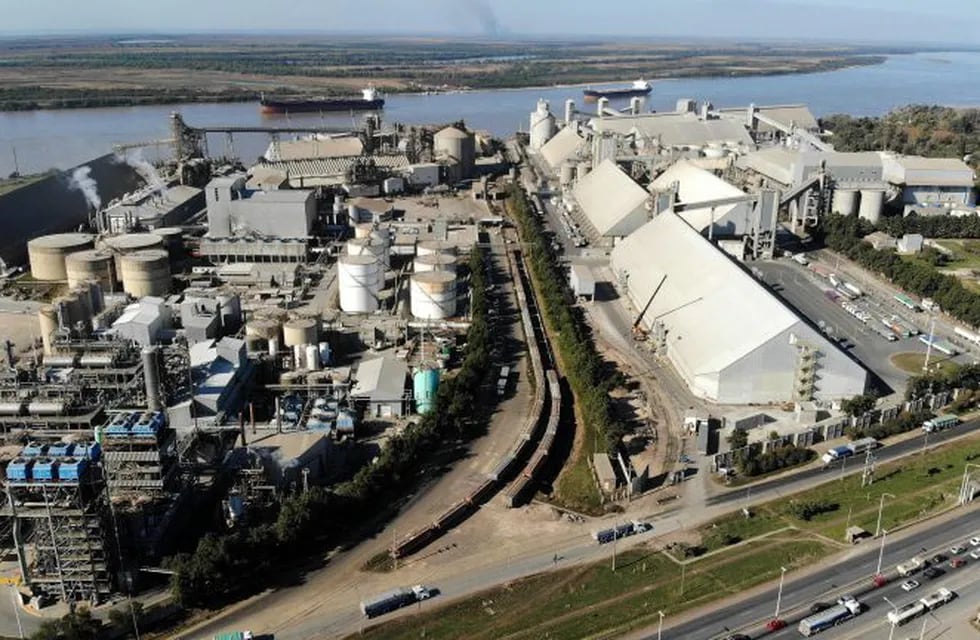 Aerial view of Vicentin agro exporter company on the banks of the Parana river in San Lorenzo, Santa Fe province, Argentina, on June 10, 2020. - Argentine President Alberto Fernandez announced on June 8 the nationalisation of soy giant Vicentin, which was the country's largest grain exporter until it entered a crisis at the end of last year. (Photo by GUSTAVO SAITA / AFP)