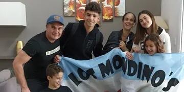 Tomás Mondino y su familia, en la despedida que hicieron en las redes sociales