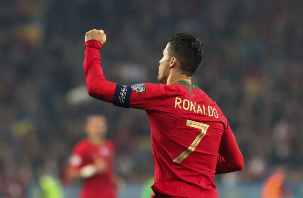 Kiev (Ukraine), 13/10/2019.- Portugal`s Cristiano Ronaldo makes history with his 700th career goal after scoring a penalty during the UEFA Euro 2020 qualifying round, Group B soccer match Ukraine vs Portugal at Olympic stadium, in Kiev, Ukraine, 14 October 2019. (Ucrania) EFE/EPA/PAULO NOVAIS