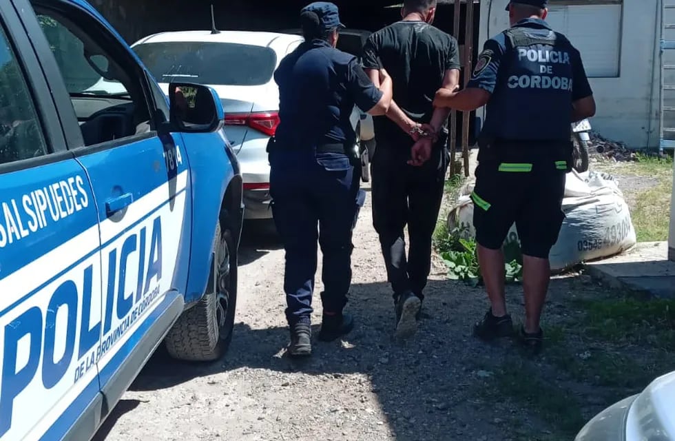 SALSIPUEDES. El momento de detención de José Luis Gómez, femicida de Sofía Anabel Sosa (Policía de Córdoba).