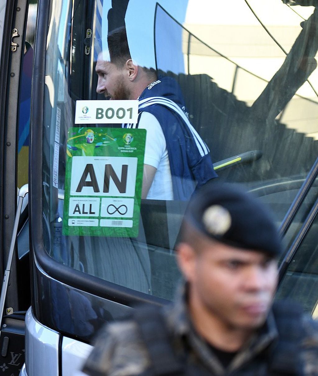 Lionel Messi, en su llegada al hotel. (Foto:Clarín/Juano Tesone)