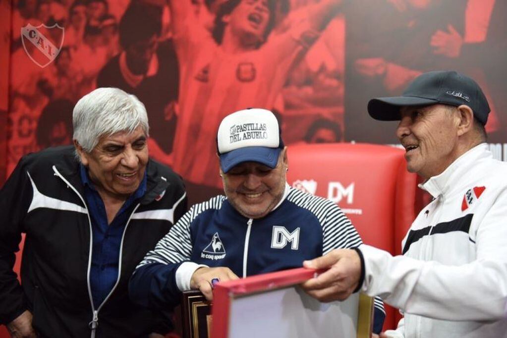 Hugo Moyano, Maradona y Bochini. (Twitter:Independiente)