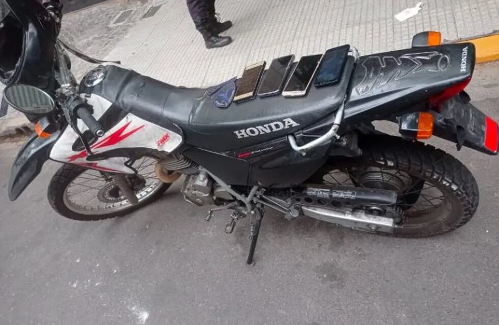 Detuvieron a dos motochorros que robaban celulares en Constitución. (Twitter/@NPolicialesBA)