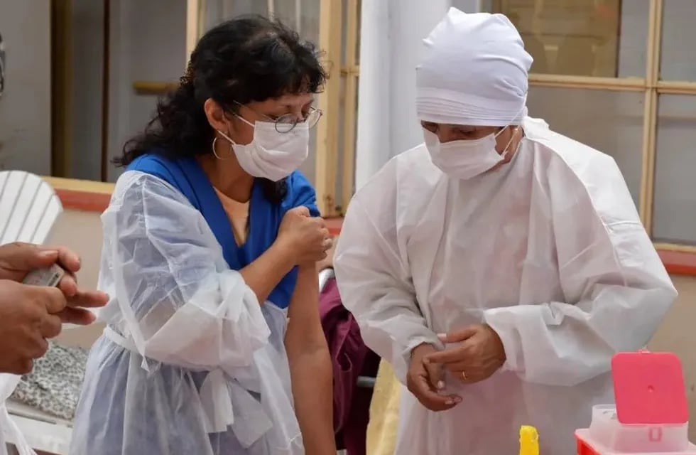 Personal sanitario avanza con la vacunación para luchar contra el coronavirus en Jujuy.