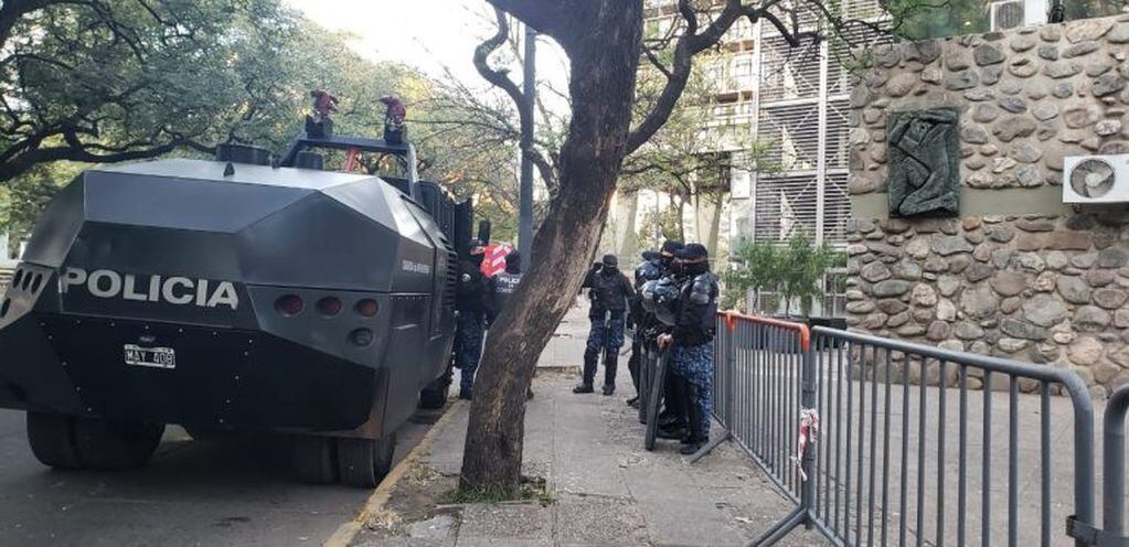 Impresionante operativo de seguridad en la Municipalidad de Córdoba.