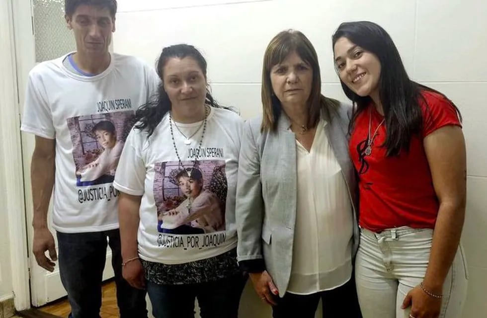 Patricia Bullrich junto a la familia de Joaquín Sperani