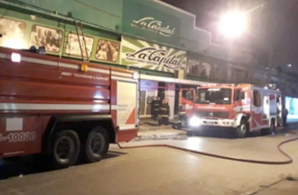 Dos dotaciones de bomberos de la policía de la provincia combatieron el fuego