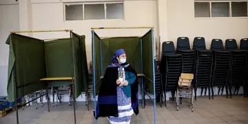 La autoridad espiritual mapuche y candidata constituyente Francisca Linconao abandona la cabina de votación luego de emitir su voto.