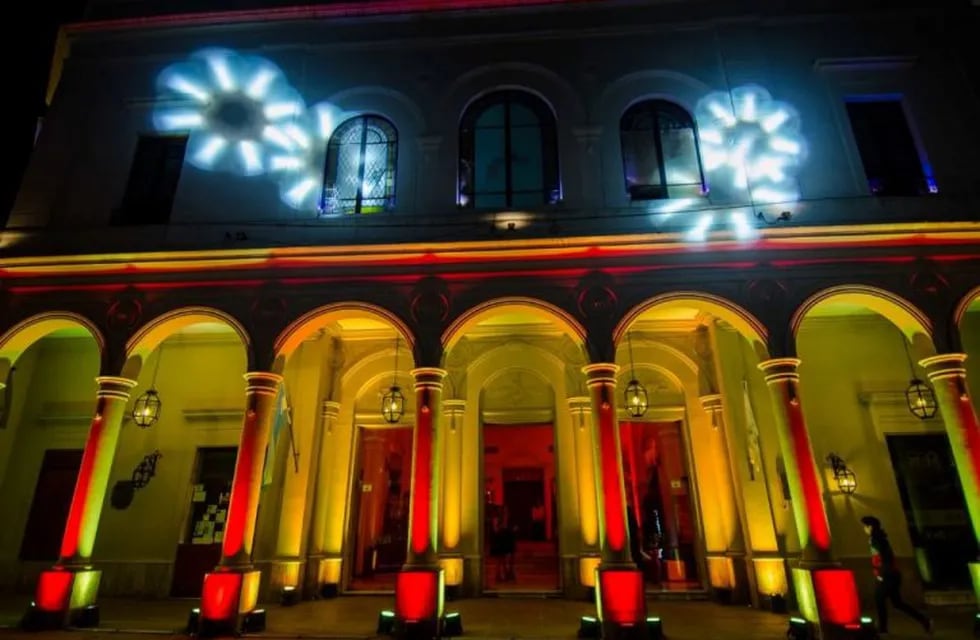 El frente del teatro Mitre iluminado artísticamente para a ocasión.