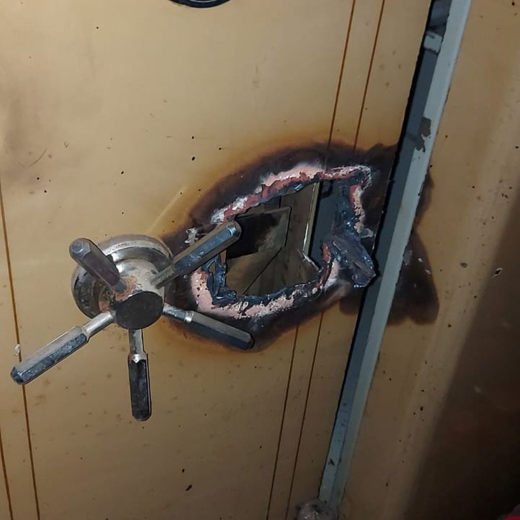 Los ladrones hicieron un agujero con soplete en la puerta de la caja fuerte para llevarse el botín.