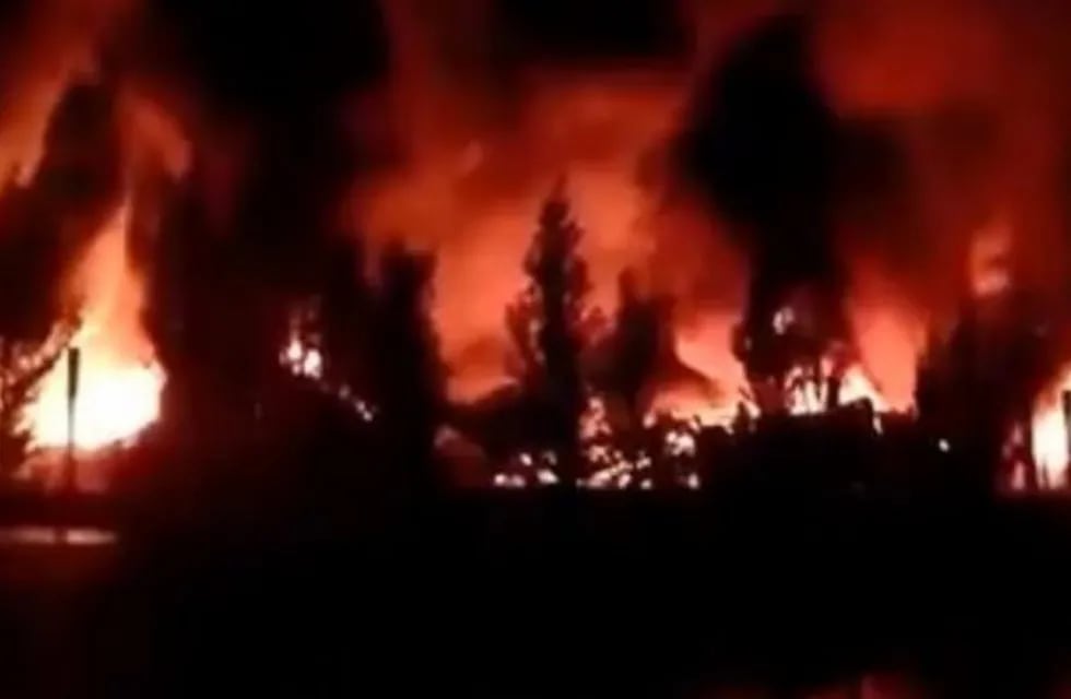 Feroz incendio en una guardería náutica de Villa La Ñata, partido bonaerense de Tigre.