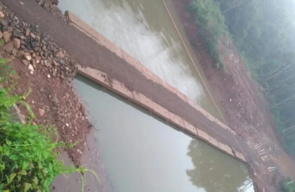 Arroyo Pindayti: cortaron el paso por el puente debido a la creciente del agua