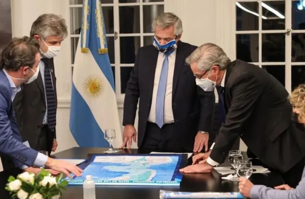 El presidente Alberto Fernández, junto al canciller Felipe Solá y el secretario de Malvinas, Daniel Filmus (Foto: Clarín)