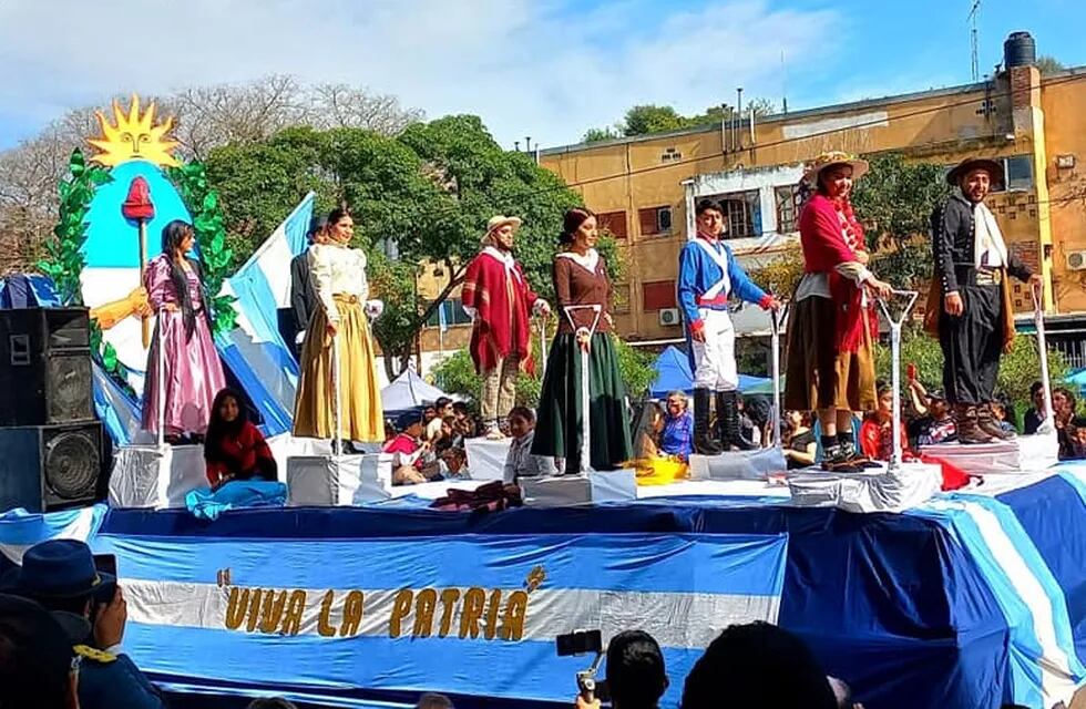 Una lograda carroza alegórica mostró a los personajes típicos de la época de la Revolución de Mayo, en los festejos en San Pedro de Jujuy.