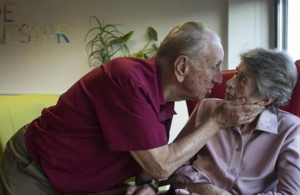 Un hombre de 86 años visita todos los días a su mujer enferma de Alzehimer