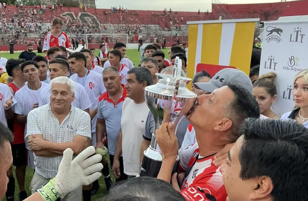 Sportivo Guzmán se hizo con la copa del campeón.