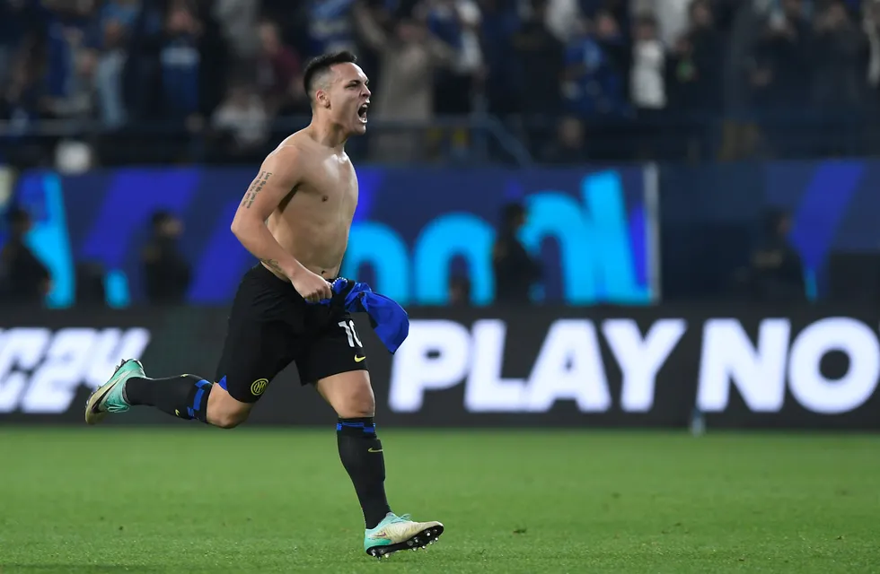 El festejo de Lautaro Martínez tras su gol en la final de la Supercopa de Italia ante el Napoli. (AP)