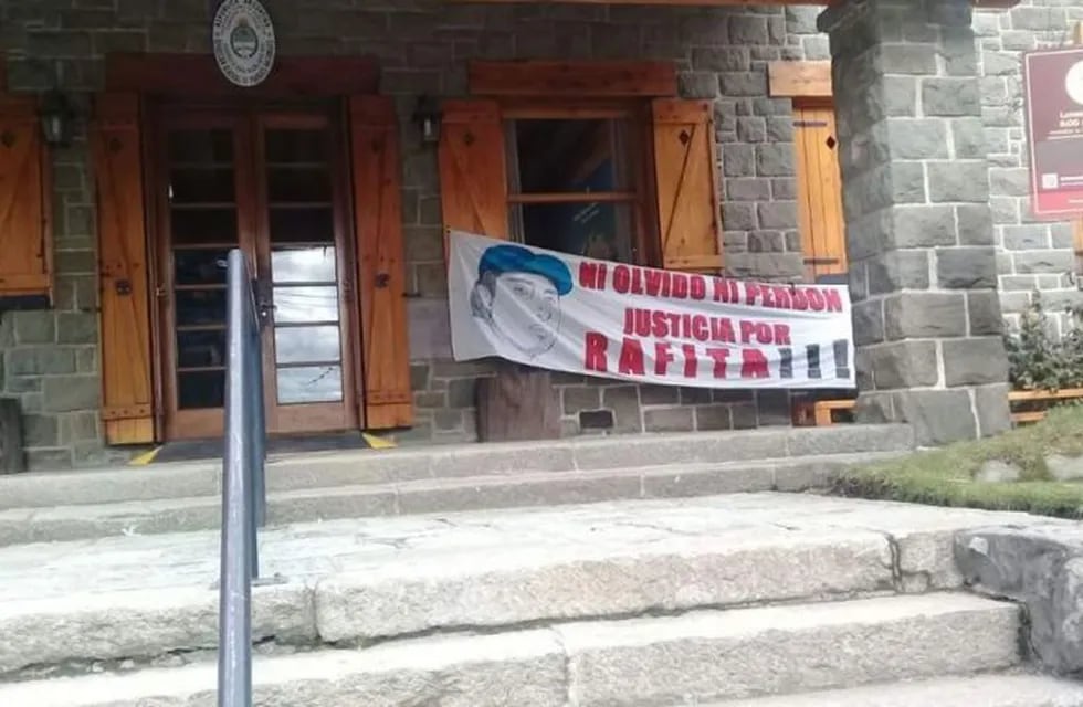Tras el corte en la ruta 40, mapuches tomaron la sede de Parques Nacionales en Bariloche.