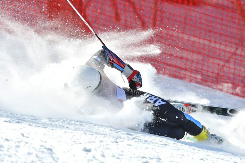 TOPSHOT - Argentina's Sebastiano Gastaldi falls while competing in the Men's Giant Slalom at the Jeongseon Alpine Center during the Pyeongchang 2018 Winter Olympic Games in Pyeongchang on February 18, 2018. / AFP PHOTO / Fabrice COFFRINI