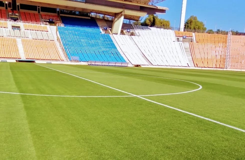 El piso del estadio Malvinas Argentinas está impecable para el partido de mañana por la semifinal de la Copa Argentina, entre Boca y Argentinos Juniors.