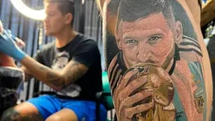 El cordobés que se tatuó a Lionel Messi besando la copa. (Foto gentileza ElDoce.tv)