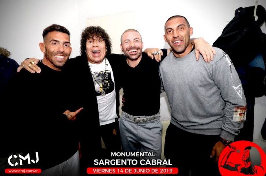 Wanchope Ábila y Carlitos Tévez en el baile de La Mona en el Sargento Cabral. (Facebook oficial La Mona y Cuarteto.com)