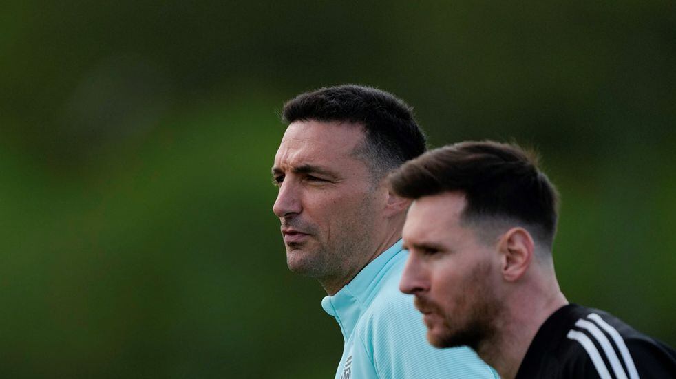 Lionel Scaloni y Lionel Messi, una sociedad exitosa en la selección argentina de fútbol. (AP / Archivo)