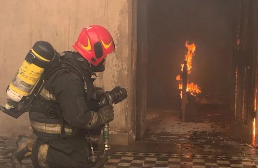Incendio en calle Cervantes al 900 de Bº General Bustos. (Policía de Córdoba)