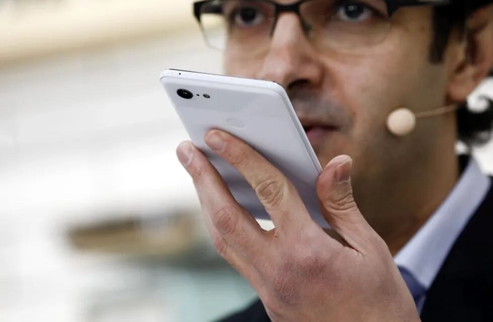 Behshad Behzadi, distinguished engineer for the Google Assistant, demonstrates voice recognition features on a smartphone at the Google Assistant Playground during the 2019 Consumer Electronics Show (CES) in Las Vegas, Nevada, U.S., on Tuesday, Jan. 8, 2019. Dozens of companies will give presentations at the event, where attendance is expected to top 180,000, with the trade war between the U.S. and China as well as Apple's sales woes looming over the gathering. Photographer: Patrick T. Fallon/Bloomberg las vegas eeuu  exposicion CES 2019 la mayor feria de tecnologia del mundo presentacion de la nueva tecnologia