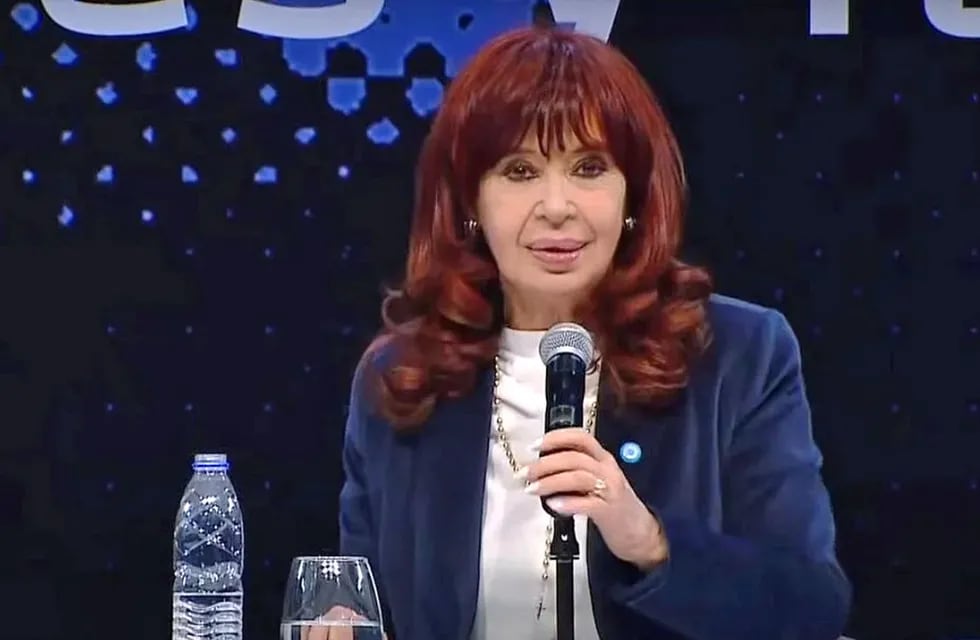 La vicepresidenta Cristina Kirchner presentó la reedición de un libro sobre conversaciones entre el expresidente Néstor Kirchner y el filántropo Torcuato Di Tella, a 20 años de su publicación.