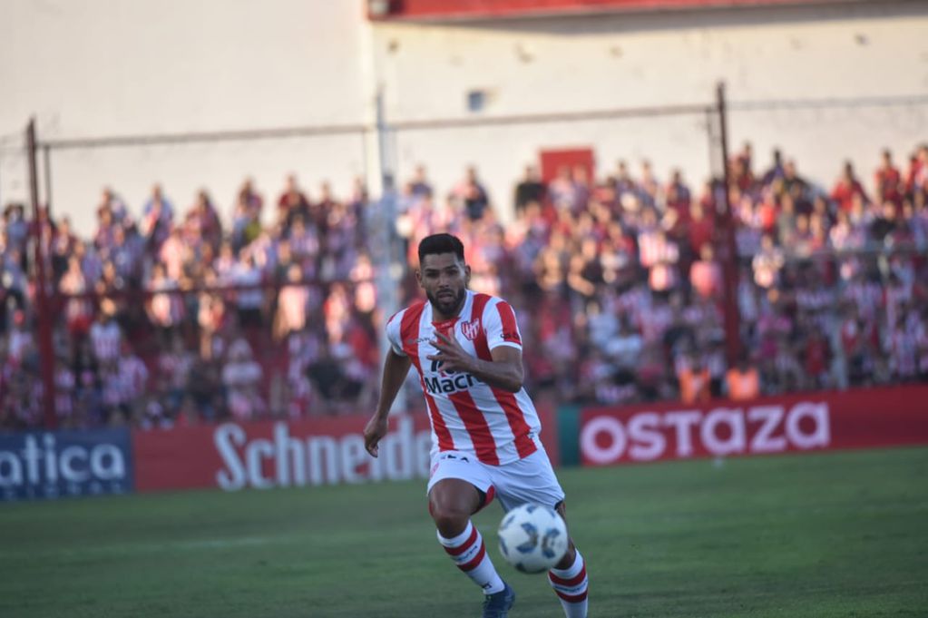 "El Chino" Romero en acción ante Riestra, en su partido de regreso con la camiseta de Instituto. (Javier Ferreyra / La Voz)