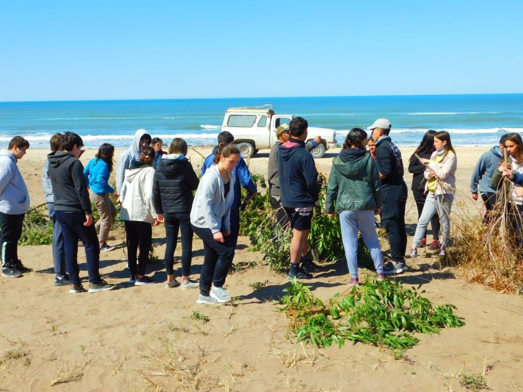 Turismo de Tres Arroyos y alumnos de la Secundaria de Orense realizaron actividades en la playa